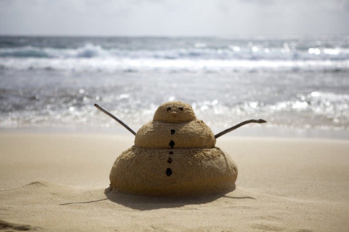 Christmas in Hawaii - Make a "snowman" on the beach